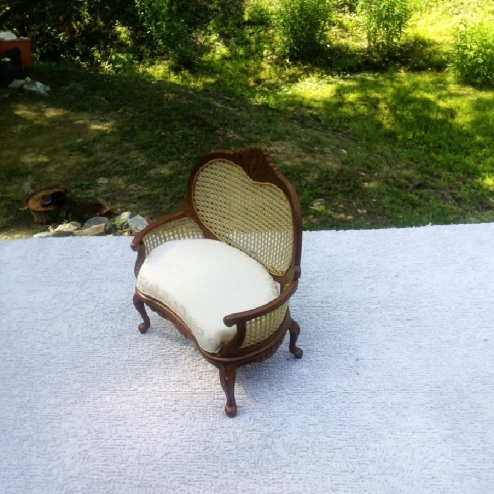 JBM Walnut Cane Settee/Loveseat Couch dollhouse miniature 1:12 scale - Picture 2 of 9